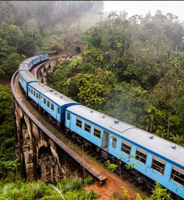 Icónico tren en las tierras altas de Sri Lanka