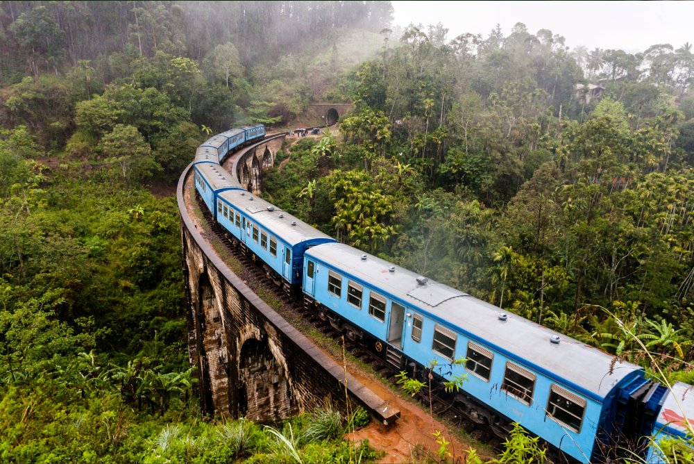 Icónico tren en las tierras altas de Sri Lanka